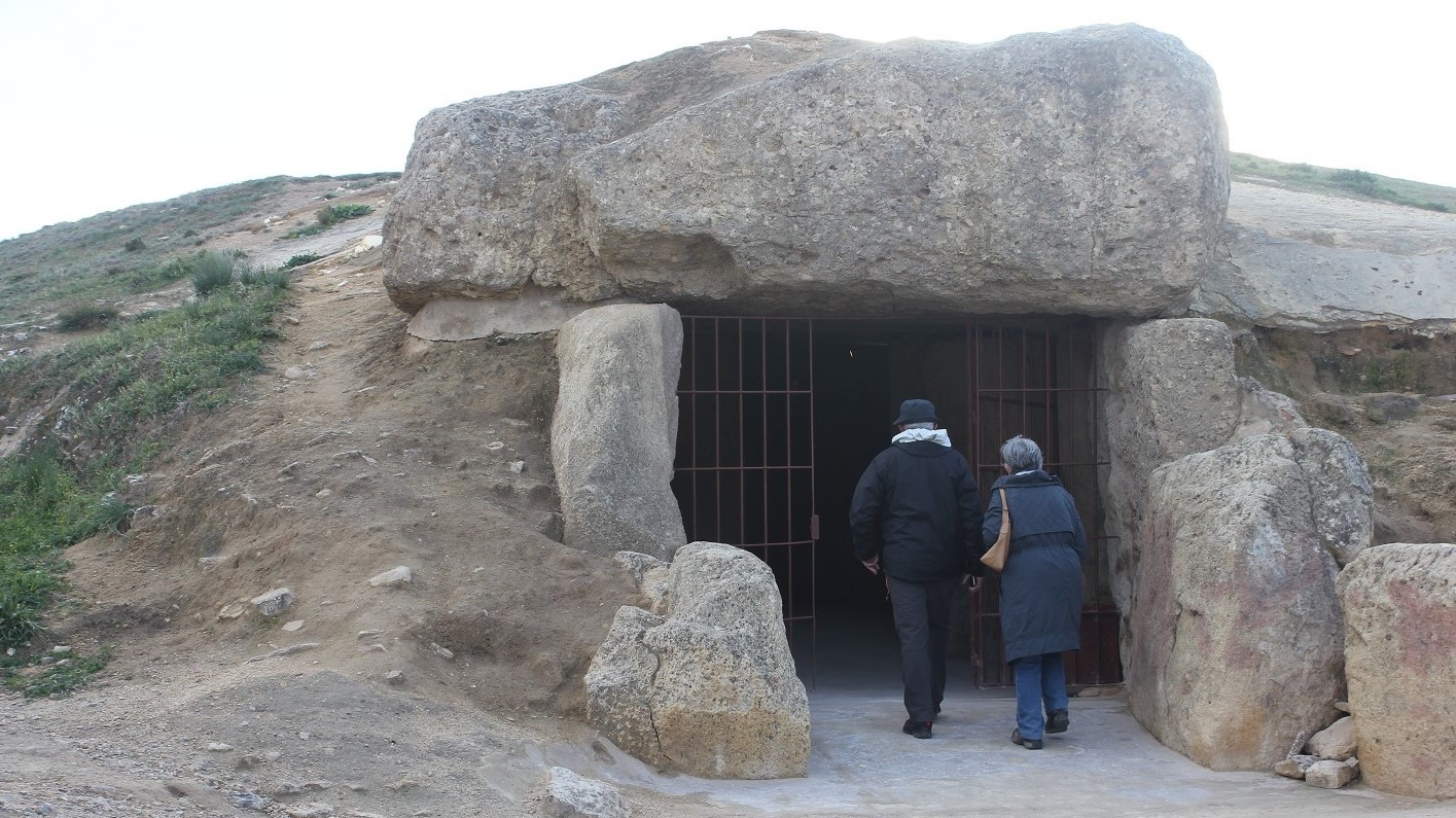 turistas dolmen Menga | @Clave_Economica