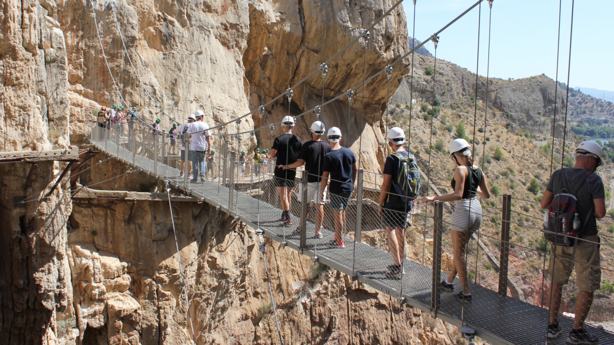 turistas puente colgante Caminito Rey | @Clave_Economica