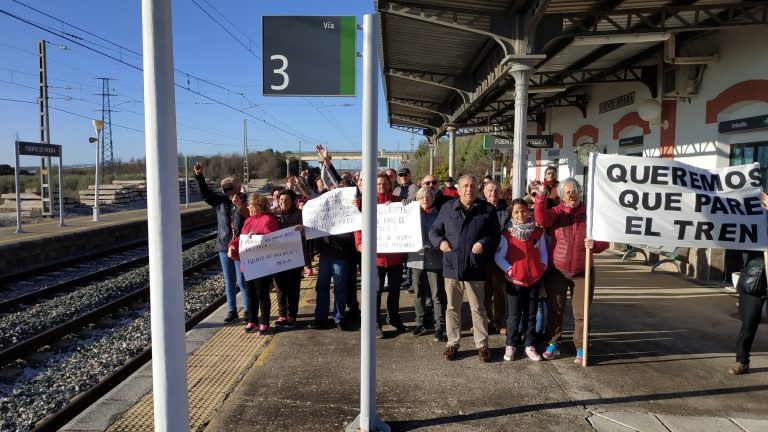 concentración pedir pare tren Fuente Piedra | @Clave_Economica