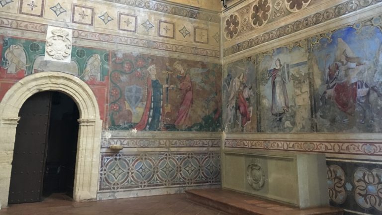 decoración serie Warrior Nun Colegiata Antequera | @Clave_Economica