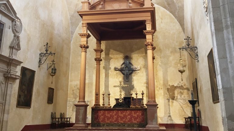 decoración serie Warrior Nun altar Colegiata | @Clave_Economica