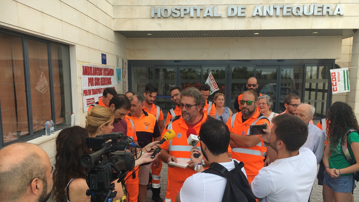 Comité Empresa atendiendo medios concentración Hospital Antequera técnicos ambulancia | @Clave_Economica