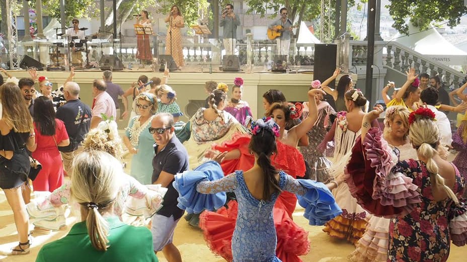 bailando sevillanas Paseo Real Feria Agosto Antequera