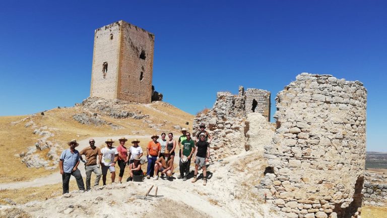 grupo arqueólogos Castillo Estrella Teba