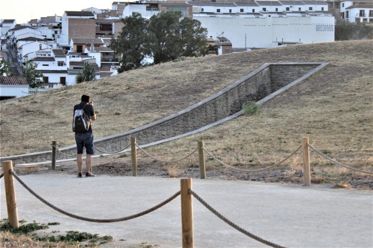turista foto dolmen Viera Antequera | @Clave_Economica