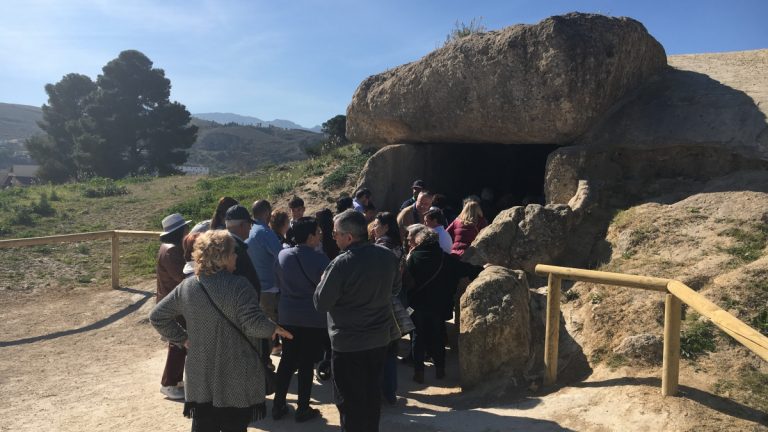 turistas dolmen Menga | @Clave_Economica