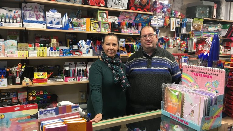 Carmen Royán y Carlos Villalón papelería Graphos