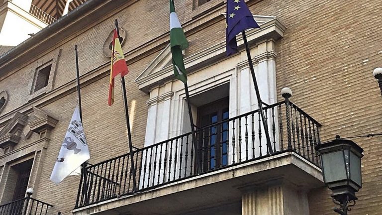 bandera Antequera media asta