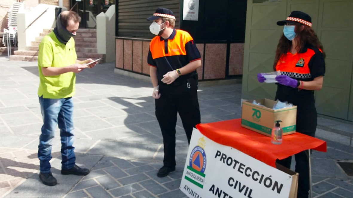 reparto mascarillas Protección Civil puerta mercado
