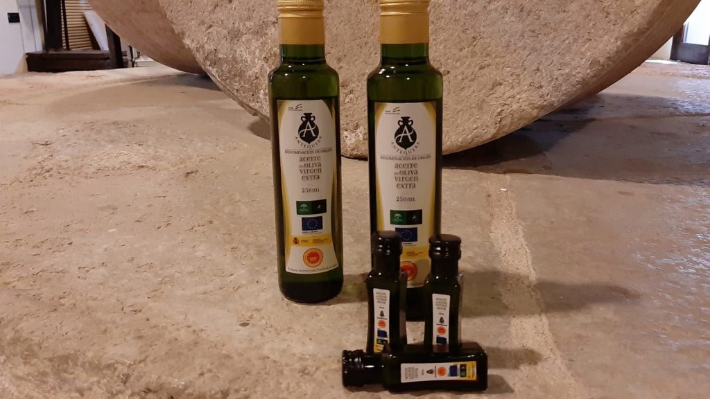 Envases de aceite de oliva virgen extra DOP Antequera