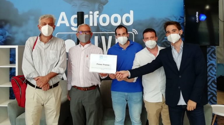 Representantes Dosaolivar recogiendo I Premio Innovación Tecnológica Smart Agrifood Summit