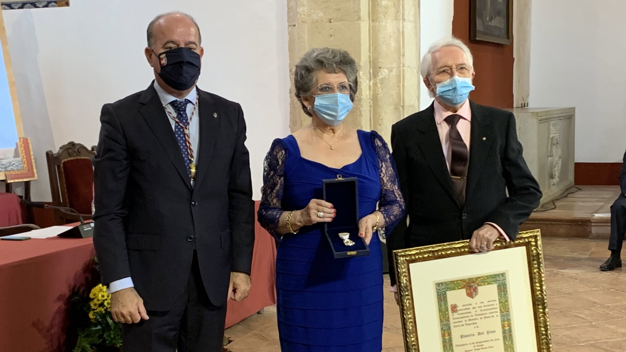 alcalde entrega platería de Pino Medalla plata Jarra Azucenas Día Antequera