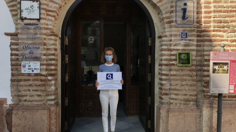 directora Oficina Turismo Archidona, Rocío Montero, con sello Q Calidad Turística