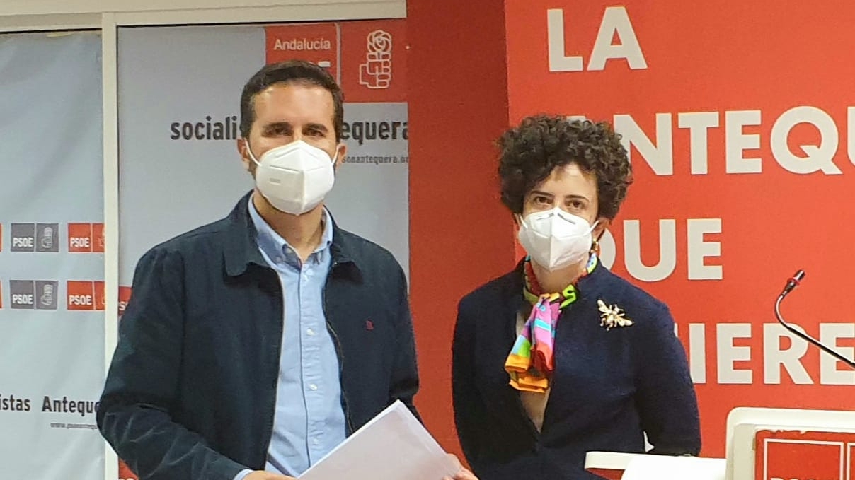 Kiko Calderón y Gema González Perdiguero sede PSOE Antequera.