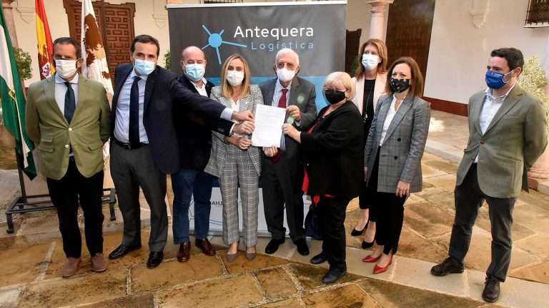 Responsables empresariales, de la Junta y municipales tras la firma nueva adenda Puerto Seco