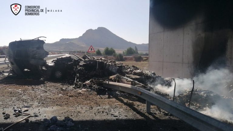 camión quemado carril acceso A-92 Antequera