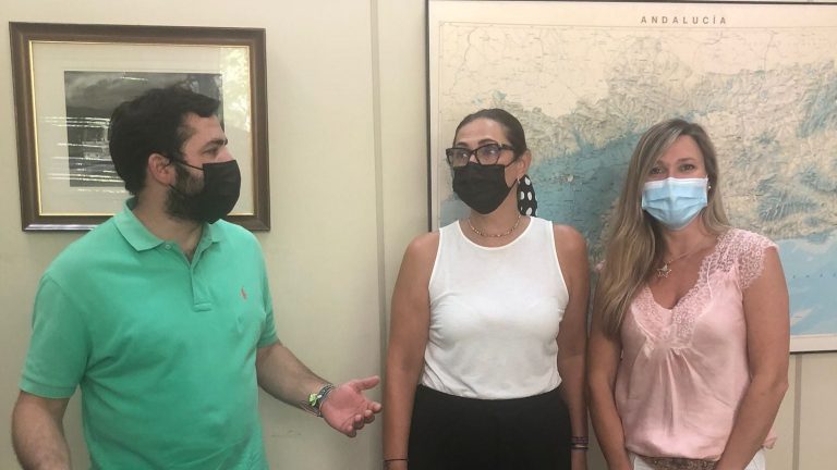 alcalde Villanueva del Rosario, Juan González, teniente de alcalde, Susana Blanco, y jefa área Transportes delegación territorial Fomento Raquel del Paso