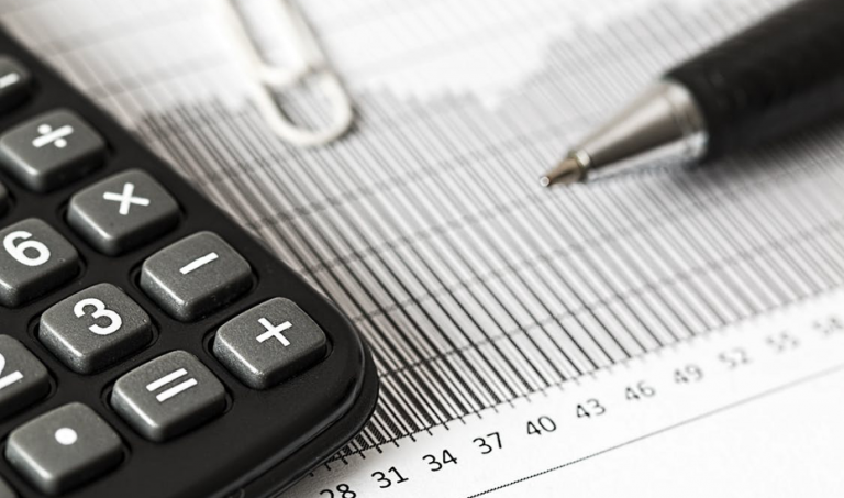 calculadora papel bolígrafo
