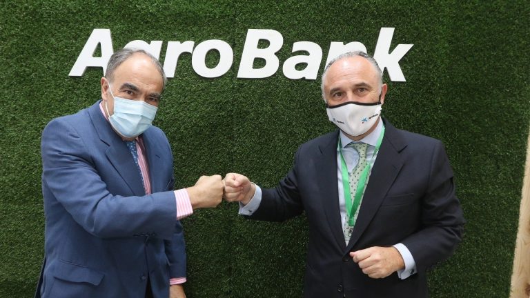 Antonio Luque, presidente Dcoop, y Juan Ignacio Zafra, director territorial CaixaBank Andalucía