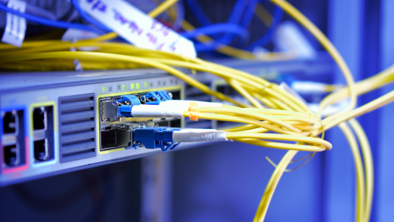 router conectado con fibra óptica