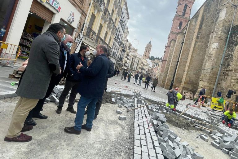 Responsables de la Diputación y el Ayuntamiento de Antequera en la visita a las obras de la calle Infante don Fernando