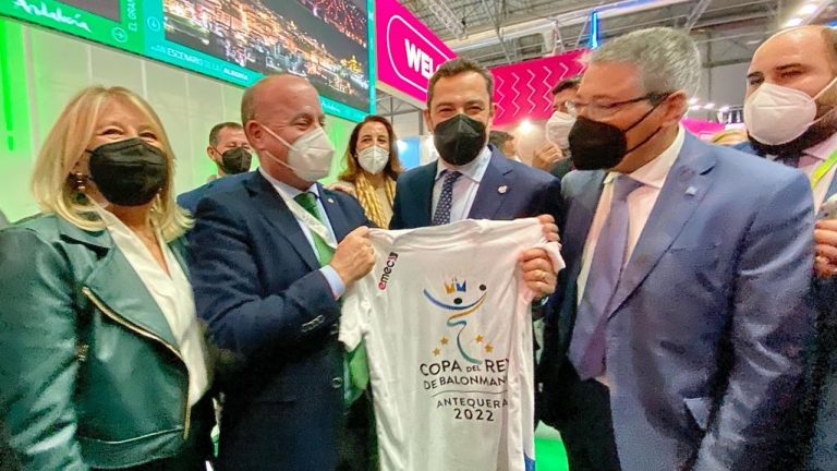 alcalde Antequera Manolo Barón entregando camiseta Copa Rey Balonmano 2022 a presidente Junta Juanma Moreno
