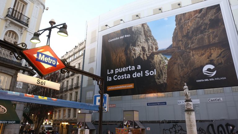 lona publicidad Caminito del Rey Puerta del Sol Madrid