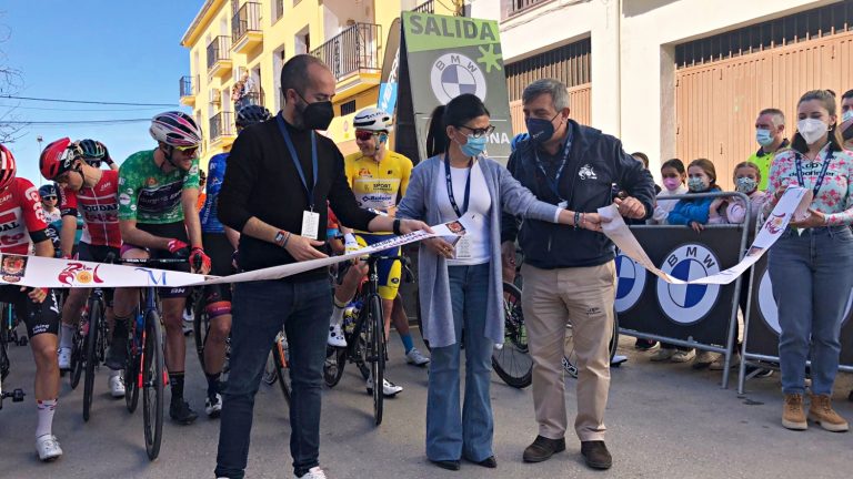 Corte cinta de la salida en Archidona 2ª etapa Vuelta Ciclista Andalucía 2022 - corte cinta copia