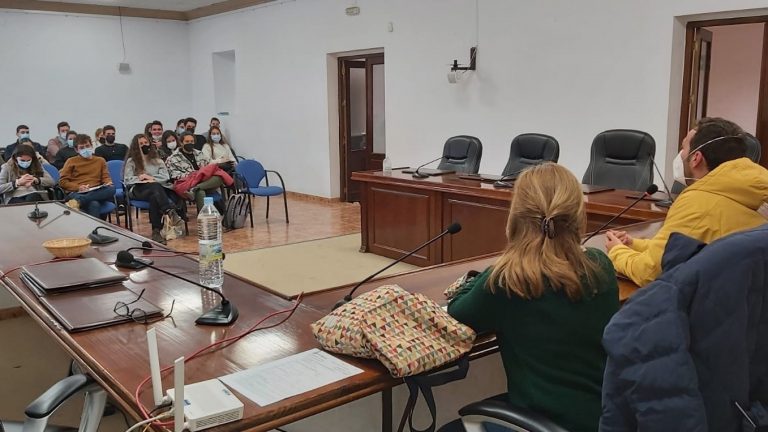 Alumnado de Arquitectura de la UMA en el encuentro celebrado en el Ayuntamiento de Sierra de Yeguas