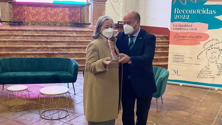 Angustias Lara López recoge premio Reconocidas 2022 de manos del alcalde de Antequera, Manolo Barón