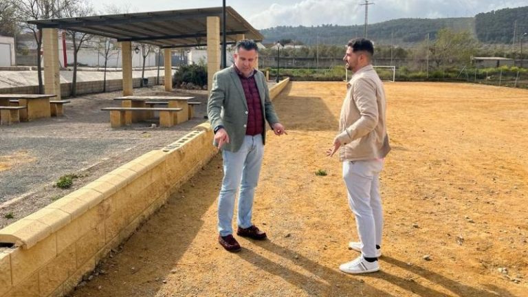 Juan Álvarez, diputado provincial, y Siro Pachón, alcalde Fuente de Piedra, terrenos barriada La Realenga (marzo 2022)