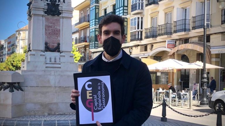 Puche, portavoz Ciudadanos Antequera con el logo de Capital Española Gastronómica