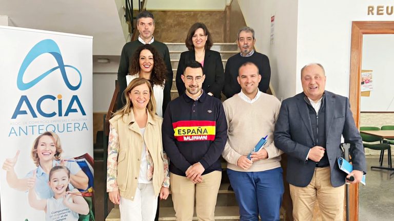 Del Pino (centro), junto al resto de miembros de la Junta Directiva de ACIA