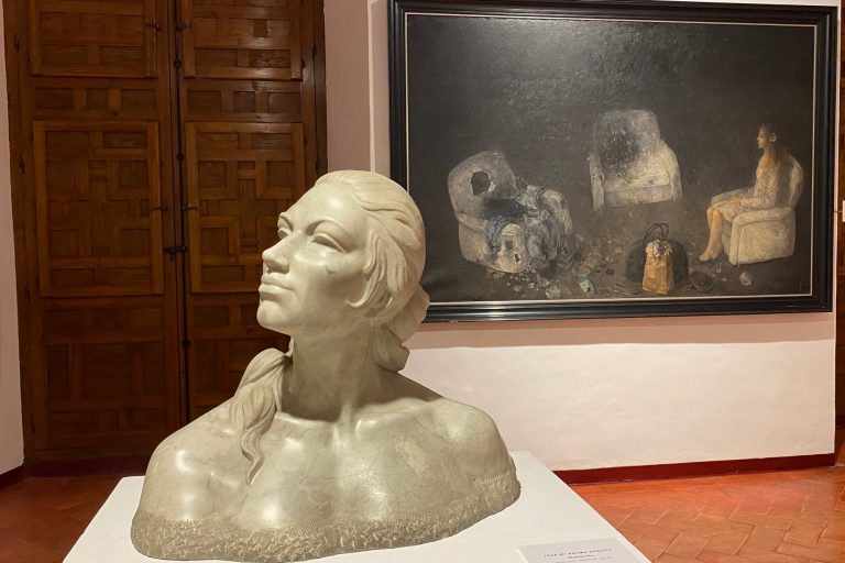 Escultura de Palma Burgos y pintura de Toral de la exposición ‘Siglo XX, artistas malagueños en el patrimonio de la Diputación’ del MAD Antequera