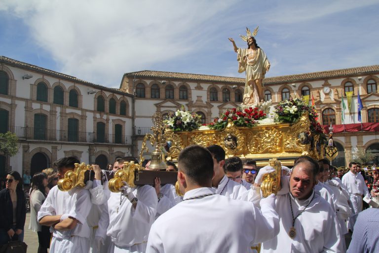 Procesión del Resucitado, titular de la Agrupación de Cofradías de Semana Santa de Archidona, por la plaza Ochavada