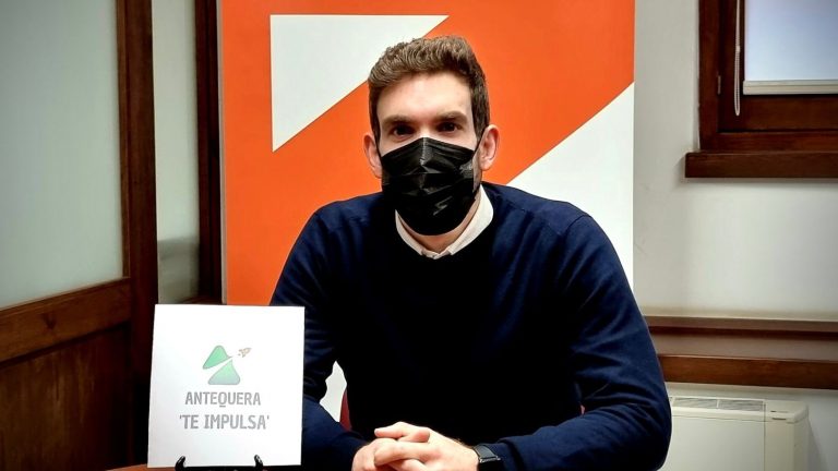 Puche con el logo de la línea de ayudas Antequera te impulsa