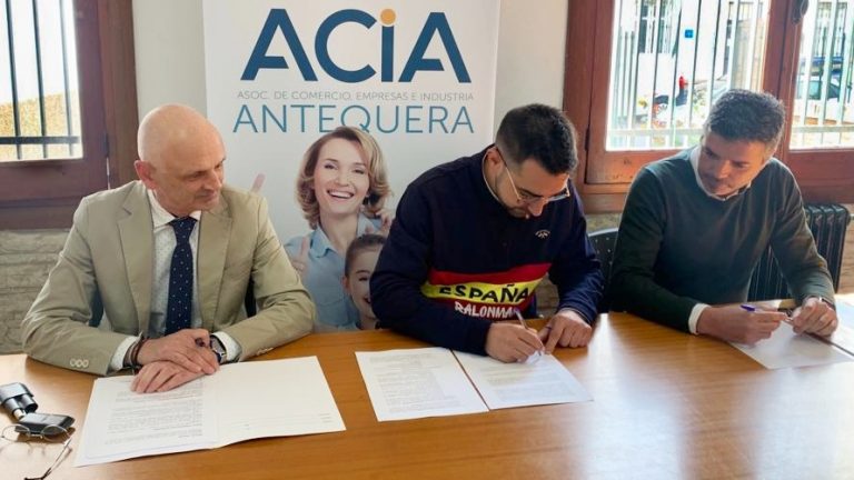 Firma de la ampliación del convenio entre ACIA y Bufete Carmona y González Quintana & Asociados Abogados