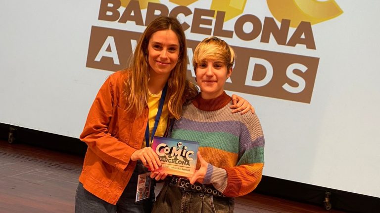 Katia Klein y Rut Pedreño recogiendo el premio al mejor cómic infantil en Comic Barcelona 2022