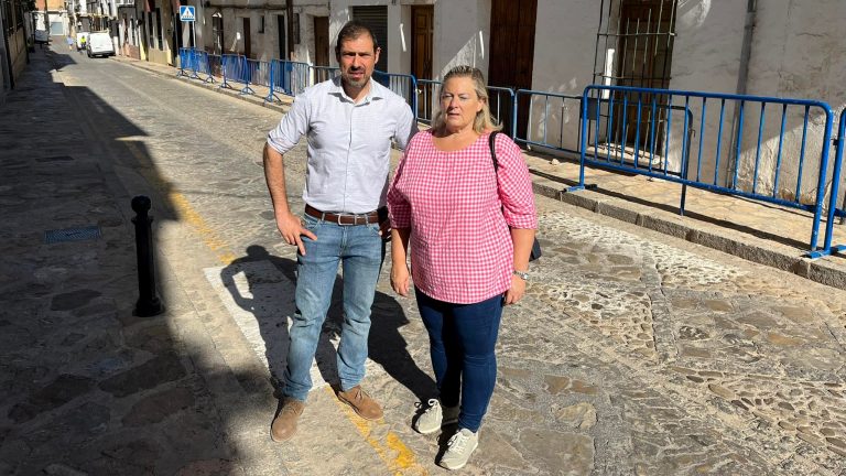 Fran Matas y su compañera en el grupo municipal Pilar Ruiz en la calle Pasillas