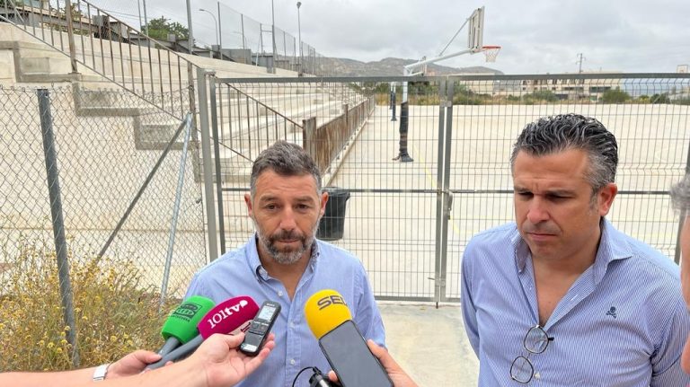 Juan Rosas y Juan Álvarez, anunciando la licitación de la obra de la pista polideportiva de El Maulí (junio 2022)