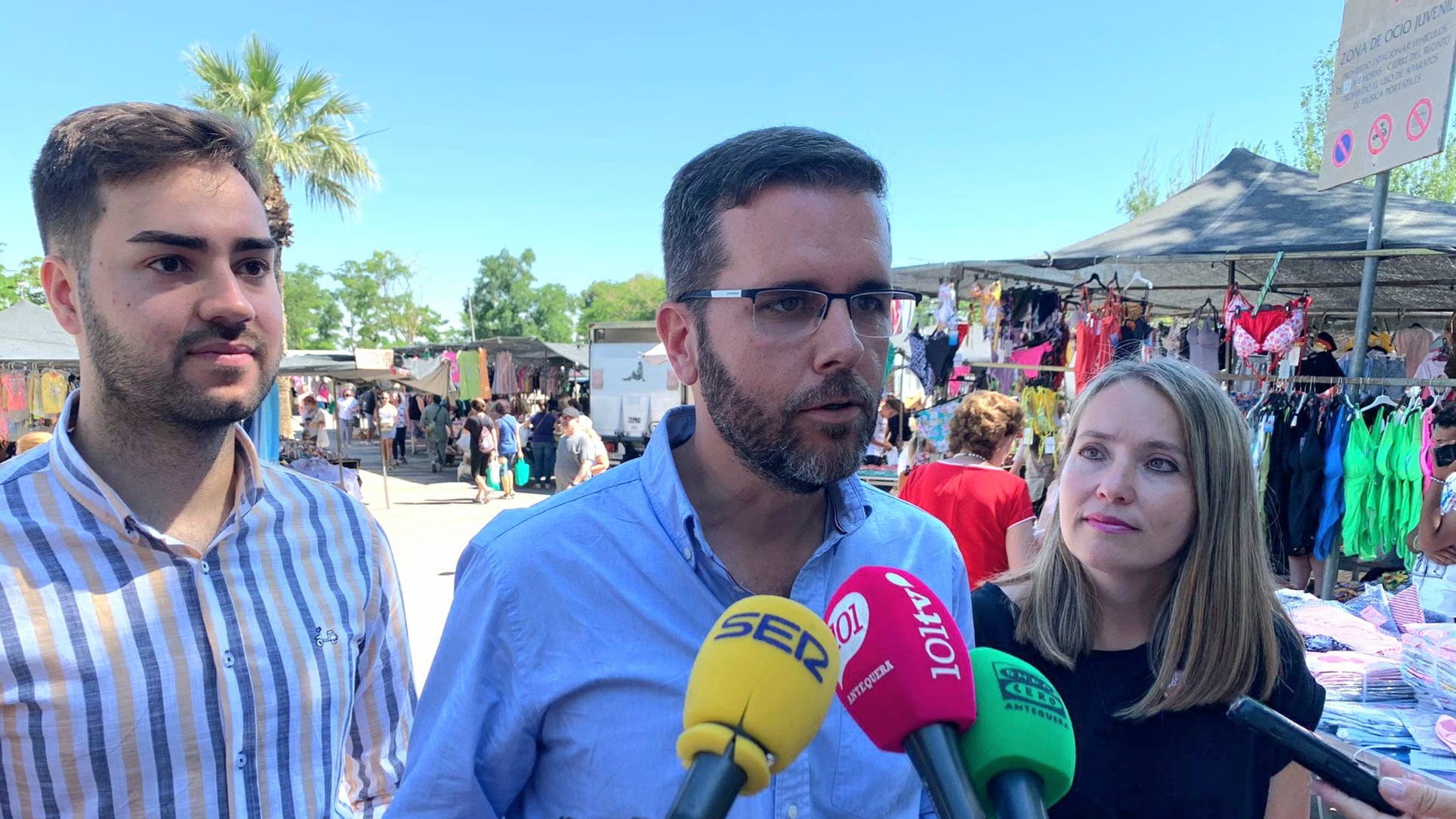 Kiko Calderón haciendo campaña para las Elecciones Andaluzas en el mercadillo de Antequera