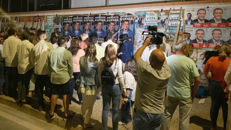 Pegada de carteles en Antequera para las Elecciones Andaluzas del 19J