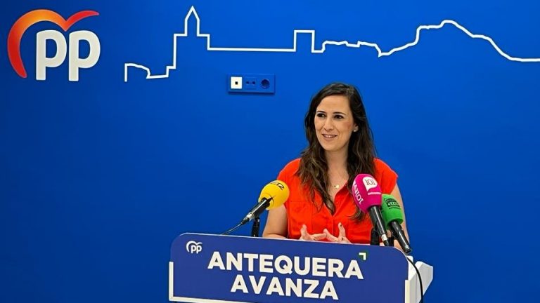 Ana Cebrián, portavoz del PP en el Ayuntamiento de Antequera, presentando las mociones al pleno municipal de julio (julio 2022)