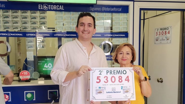 Mario Carmona, de Lotería El Torcal con el cartel que les acredita como vendedores de un segundo premio de la Lotería Nacional