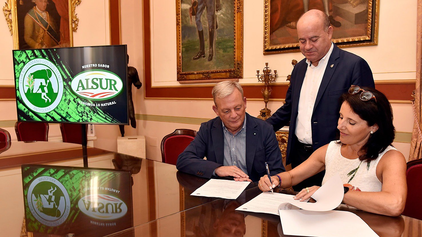 firma acuerdo de patrocinio Grupo Alsur y Club Balonmano Los Dólmenes (julio 2022)