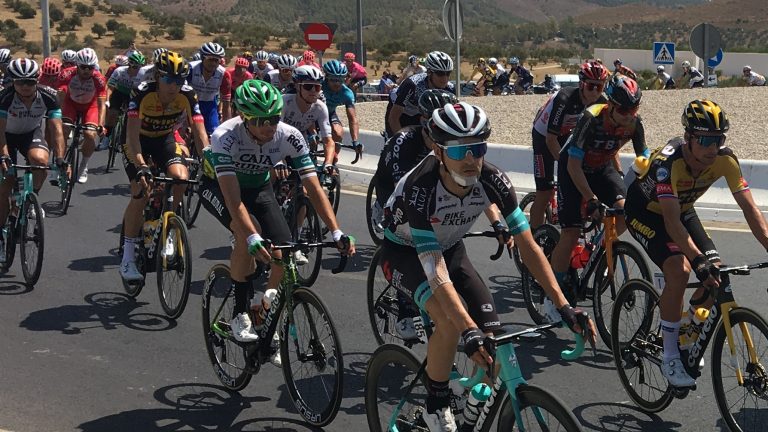 Ciclistas de la Vuelta 2021 a su paso por Antequera