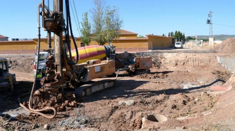 Construcción del nueve puente en el camino de los Pilones en Campillos (agosto 2022)
