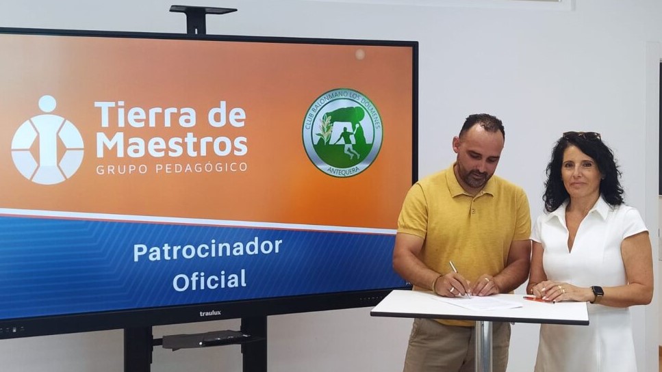 Gabriel Marín renovando el acuerdo de Tierra de Maestros con el Club Balonmano Los Dólmenes (agosto 2022)
