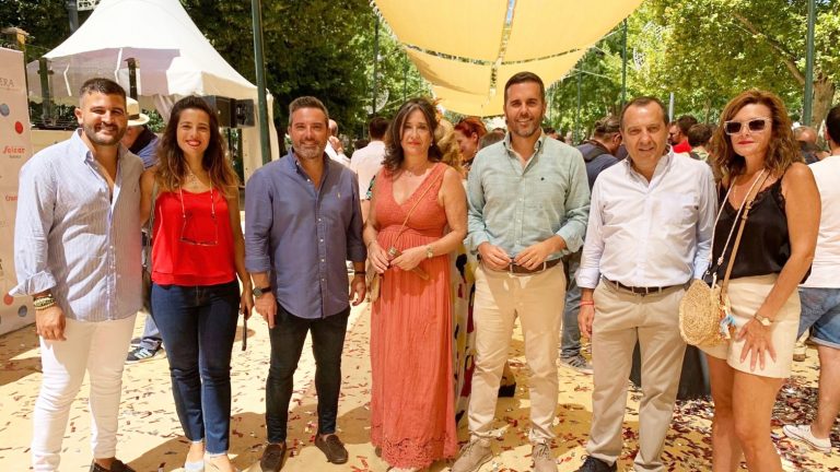 Miembros del PSOE de Antequera con la regidora de la Real Feria de Agosto 2022, Reyes García (centro)