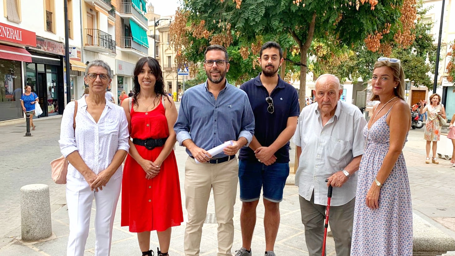 Calderón (centro), junto a miembros del PSOE de Antequera